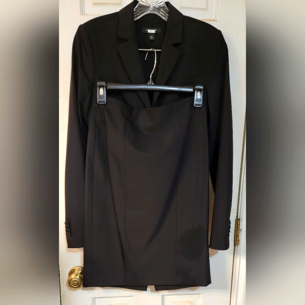 Classic Ann Taylor power suit! Jacket size 00 and skirt size 0. Interview ready!
